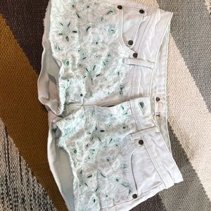 Rosy white/Blue shorts